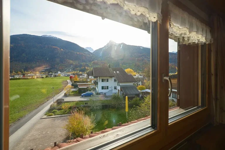 Ausblick aus dem Fenster auf den Berg Mittagspitze und die Sprungschanzen