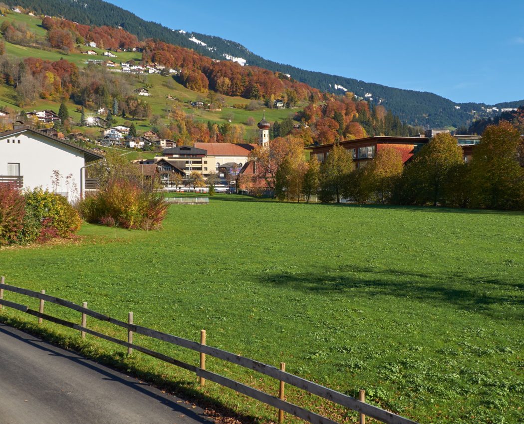 Blick vom Schlafzimmer auf große weite Wiese
