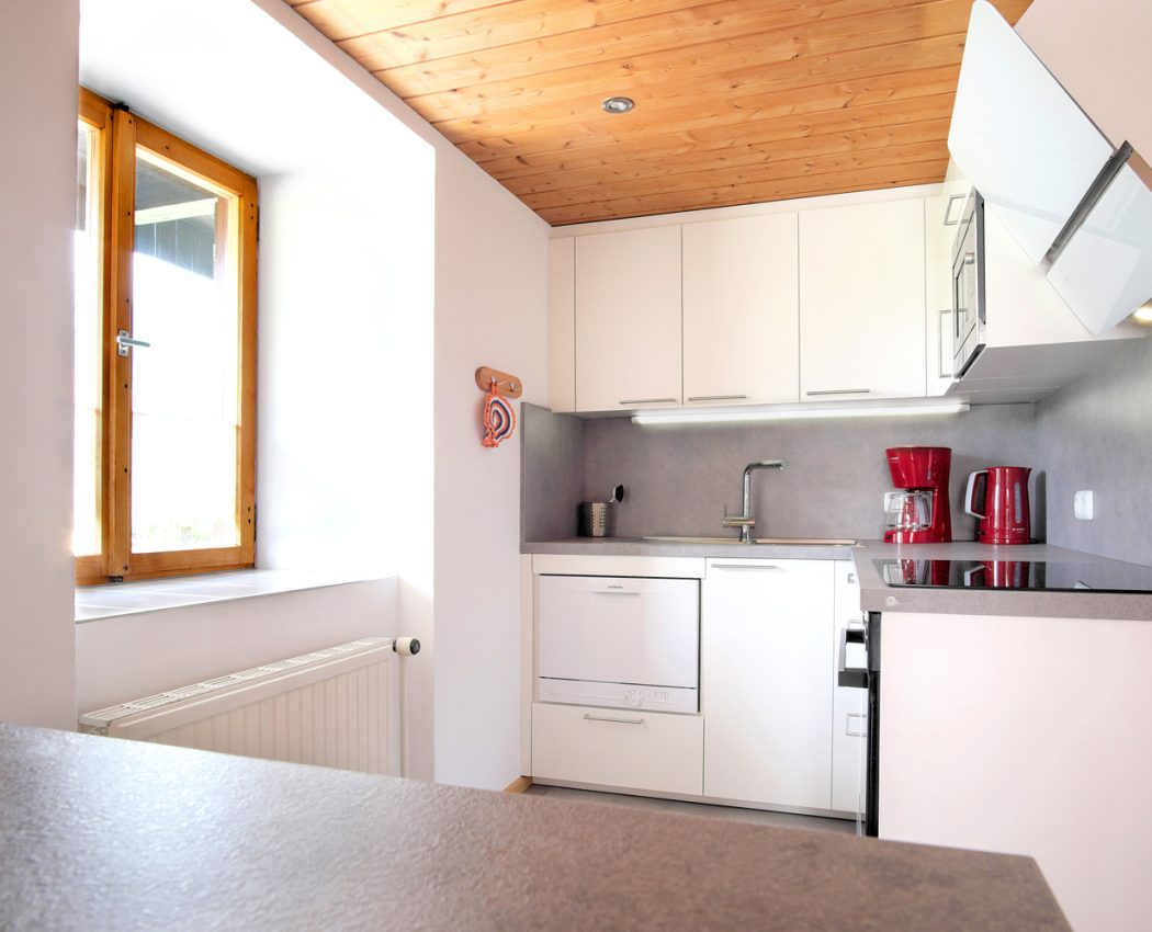 helle weiße Küchenzeile mit Fenster