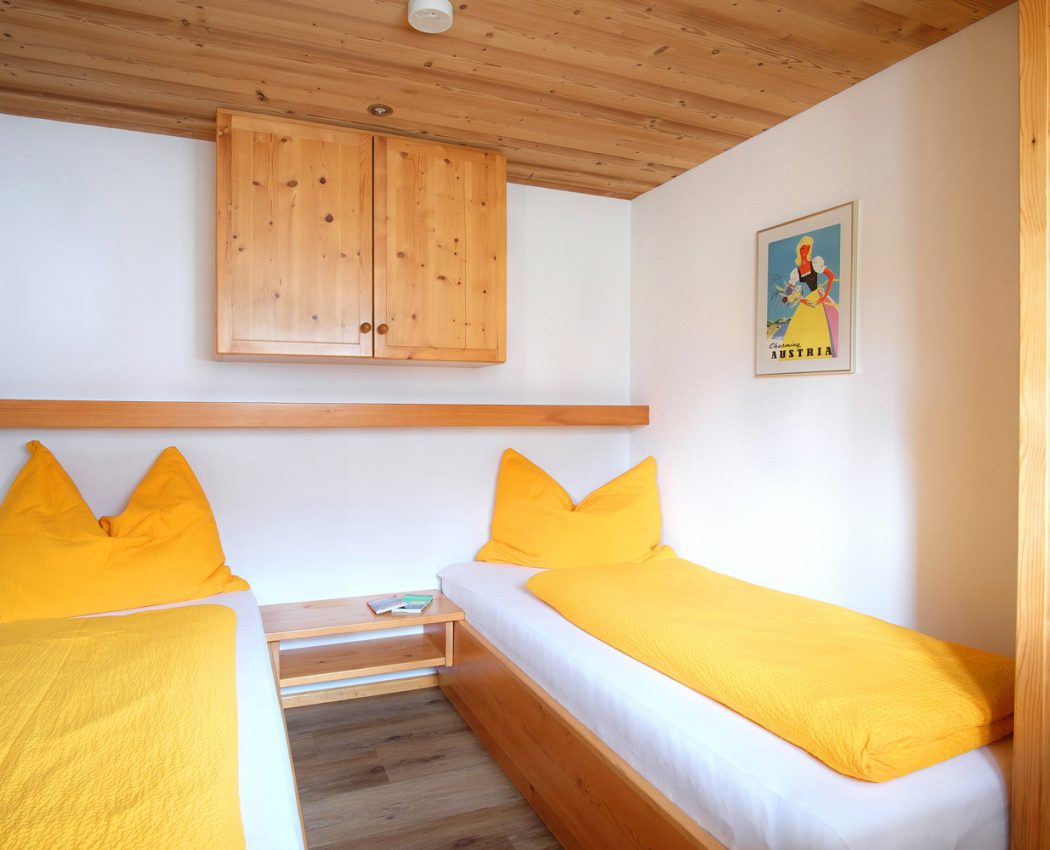 Helles Schlafzimmer mit 2 Einzelbetten